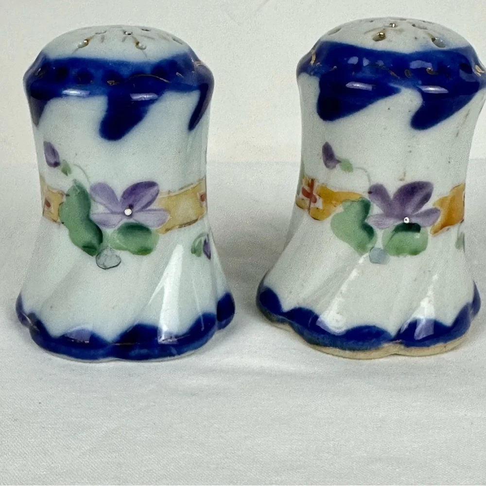 Purple flower vintage salt and pepper shakers Vintage